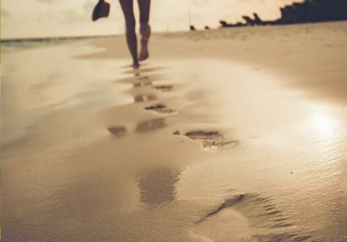 Çıplak Ayakla Nemli Toprakta Yürümek