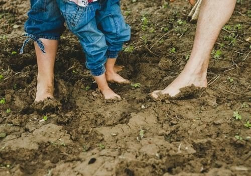 Yalın Ayak Toprağa Basmak Ne Demek